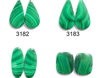 Puede incluir: Cuatro pares de cabujones de malaquita verde en diferentes formas, incluyendo lágrima, ovalado y cuadrado. Los cabujones están todos pulidos y tienen una superficie lisa y brillante. Los cabujones están etiquetados con los números 3182, 3183, 3184 y 3185.