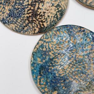 Handmade Ceramic Coaster – Blue & Beige Textured Glaze – Unique Round Stoneware – 10.5 cm – Sold Individually