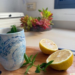 Copo de cerâmica esculpido à mão – Copo de cerâmica texturizado exclusivo, caneca de cerâmica artesanal para café, chá e bebidas geladas