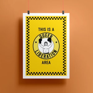 Puede incluir: Un póster amarillo con un borde negro y una ilustración en blanco y negro de una persona con guantes de boxeo levantando los brazos en señal de victoria. El póster dice "This is a Queer Liberation Area".