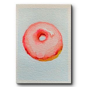 Könnte beinhalten: Aquarellmalerei eines rosa Donuts mit roter Mitte und gelbem unteren Rand. Der Donut ist auf einem hellblauen Hintergrund zentriert und schafft ein einfaches, aber ansprechendes Kunstwerk zum Thema Essen.