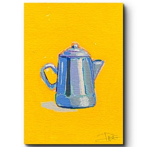 Könnte beinhalten: Ein Gemälde einer blauen Kaffeekanne mit Henkel, Deckel und Ausguss, dargestellt in Blau-, Weiß- und Grautönen. Die Kanne ist auf einem leuchtend gelben, einfarbigen Hintergrund zentriert. Unten rechts ist eine kleine, stilisierte Signatur zu sehen.