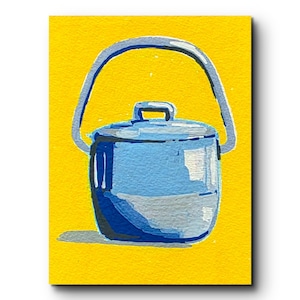 Könnte beinhalten: Eine gemalte Illustration eines blauen Topfes mit Deckel und Henkel, dargestellt in hellen und dunklen Blautönen mit sichtbaren Pinselstrichen. Der Topf ist vor einem einfarbigen, leuchtend gelben Hintergrund platziert, was einen Kontrast erzeugt.