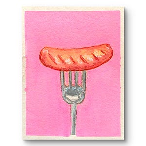 Könnte beinhalten: Aquarellmalerei einer gekochten Wurst auf einer Gabel vor rosa Hintergrund. Die Wurst ist rotbraun mit Grillspuren. Die Gabel ist silberfarben. Das Kunstwerk hat einen weißen Rand.
