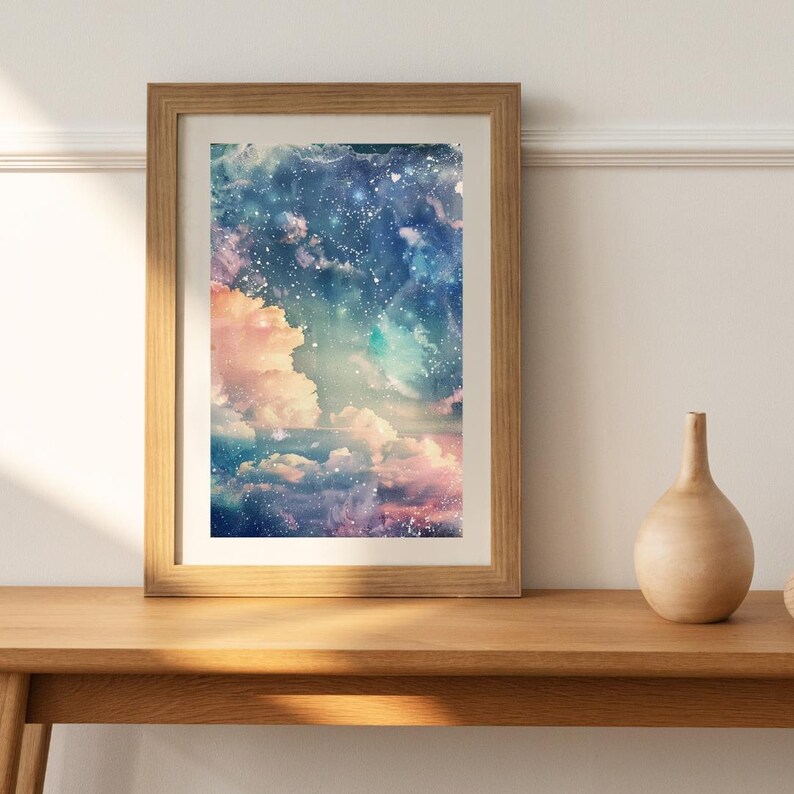 Op de afbeelding: Een ingelijste kunstdruk met een dromerige, kleurrijke luchtsc&egrave;ne. Het kunstwerk toont een mix van blauw, roze en wit, met een verspreiding van sterren. De houten lijst voegt een natuurlijk tintje toe aan de hemelse wandkunst.