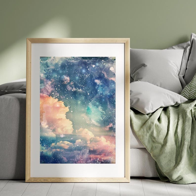 Op de afbeelding: Een ingelijste kunstdruk met een dromerige, kleurrijke luchtsc&egrave;ne. Het kunstwerk toont een mix van blauw, roze en oranje, met zachte wolken en een sterrennachteffect. De houten lijst voegt een klassieke touch toe aan het kunstwerk met hemelthema.