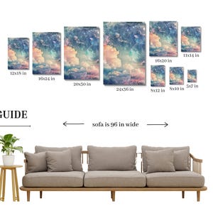 Op de afbeelding: Een verzameling canvas prints met een dromerige luchtsc&egrave;ne met wolken in blauw, roze en wit. Maten vari&euml;ren van 12,7 x 17,8 cm tot 61 x 91,4 cm. De afbeelding bevat een maattabel en een bank die 244 cm breed is.