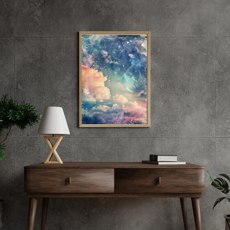 Op de afbeelding: Een ingelijste kunstdruk met een dromerige aquarelweergave van een bewolkte lucht. Het kunstwerk toont een mix van roze, blauwe en witte tinten, met verspreide sterren. De houten lijst complementeert de zachte esthetiek van het kunstwerk.