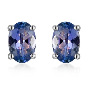 Puede incluir: Un par de pendientes de plata con piedras azules ovaladas.