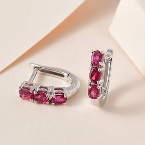 Boucles d&#39;oreilles Huggie tourmaline rose foncé en platine sur argent sterling, boucle d&#39;oreille tourmaline rose, boucle d&#39;oreille tourmaline, cadeau pour elle