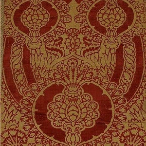 K&ouml;nnte beinhalten: Ein roter und goldener Stoff mit einem sich wiederholenden Muster aus stilisierten Blumen und Bl&auml;ttern. Der Stoff hat eine reiche, strukturierte Optik und Haptik.