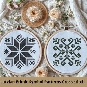 Puede incluir: Dos aros de bordado de punto de cruz con patrones de símbolos étnicos letones. Uno presenta un diseño de estrella en blanco y negro, el otro un patrón verde oscuro simétrico. El texto "Latvian Ethnic Symbol Patterns Cross stitch" está en la parte inferior.