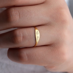Custom Birth Flower Ring Personalized Birth Month Flower Ring Dainty Engraved Flower Ring with Birth Flower Gold Birthflower Ring for Mom