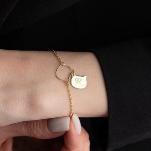 Delicada pulsera con inicial de gato para mujer Pulsera personalizada con cabeza de gato con inicial y piedra de nacimiento Pulsera con inicial personalizada Regalo para amantes de los gatos