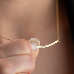 Zierliche geschwungene Bar Halskette Benutzerdefinierte Bar Name Halskette Personalisierte Bar Halskette mit Name Koordinaten Halskette Benutzerdefinierte Datum Halskette für Mama