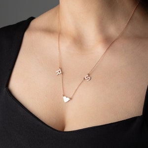 Colar inicial de ouro delicado com coração Colar Mama de ouro 14K Colar inicial de coração personalizado Colar de letra personalizado com coração