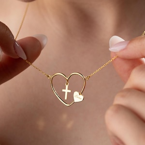 Collar de cruz de corazón con grabado personalizado, collar de cruz de plata con forma de corazón, regalo de bautismo para ella, regalo de Navidad