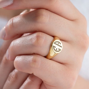 Anillo de sello personalizado Anillo de sello con iniciales personalizado Anillo de sello con monograma de plata esterlina Anillo con letra inglesa antigua para mamá