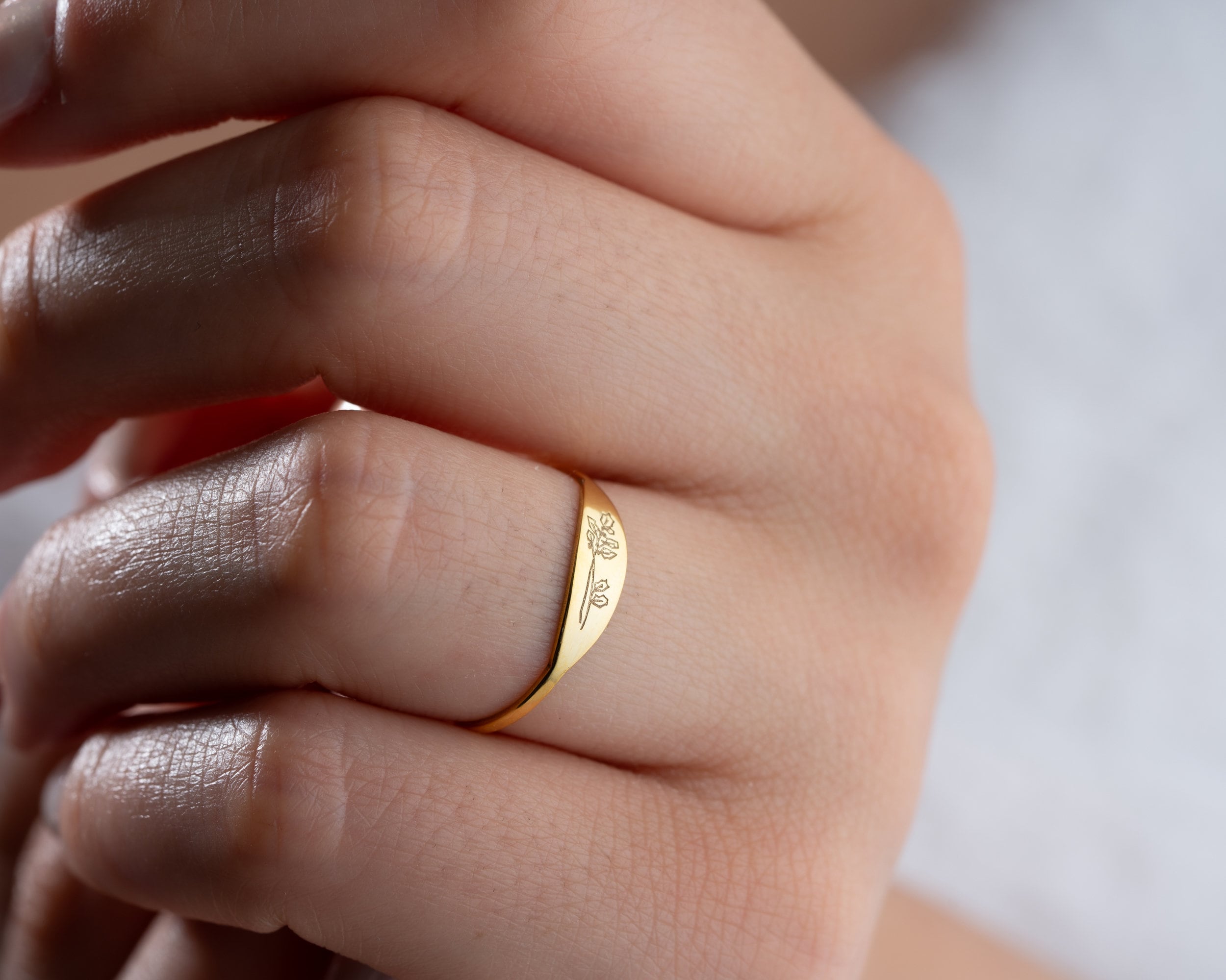 Personalisierter Geburtsmonat Zierlicher Gravierte Blume Ring mit Geburtsblume Blumen Ring Benutzerdefinierte Geburt Blume Ring Gold Birthflower Ring für Mama