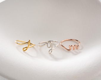 Sterlingzilveren eerste ring, ring gouden kleine letter, gepersonaliseerde handschriftring, aangepaste stapelring, sierlijk herdenkingscadeau voor moeder