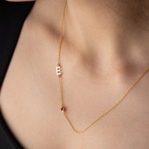 Collar con piedra de nacimiento con inicial lateral Delicado collar con piedra de nacimiento con inicial Collar con letras personalizado, delicado collar con letras de piedras preciosas