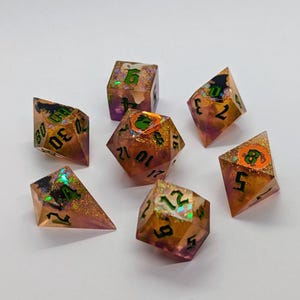 Allerheiligen Abend || Volles Set von handgefertigten Würfeln für TTRPG, D&D, Pathfinder || 7 Teiliges Würfel Set mit gruseligem Glitzer