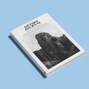 Op de afbeelding: Een zwart-witfoto van een rotsachtige klif op de cover van een tijdschrift genaamd "Optiko Journal: Analogue Photography Issue Vol. 1".