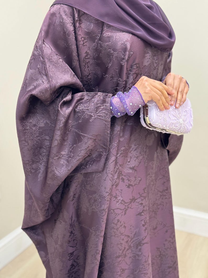 Jacquard Khadija Butterfly Abaya with Hijab - Charcoal Black, Dark Brown, - Vine Leaves Design- winter abaya, Eid outfit afbeelding 11