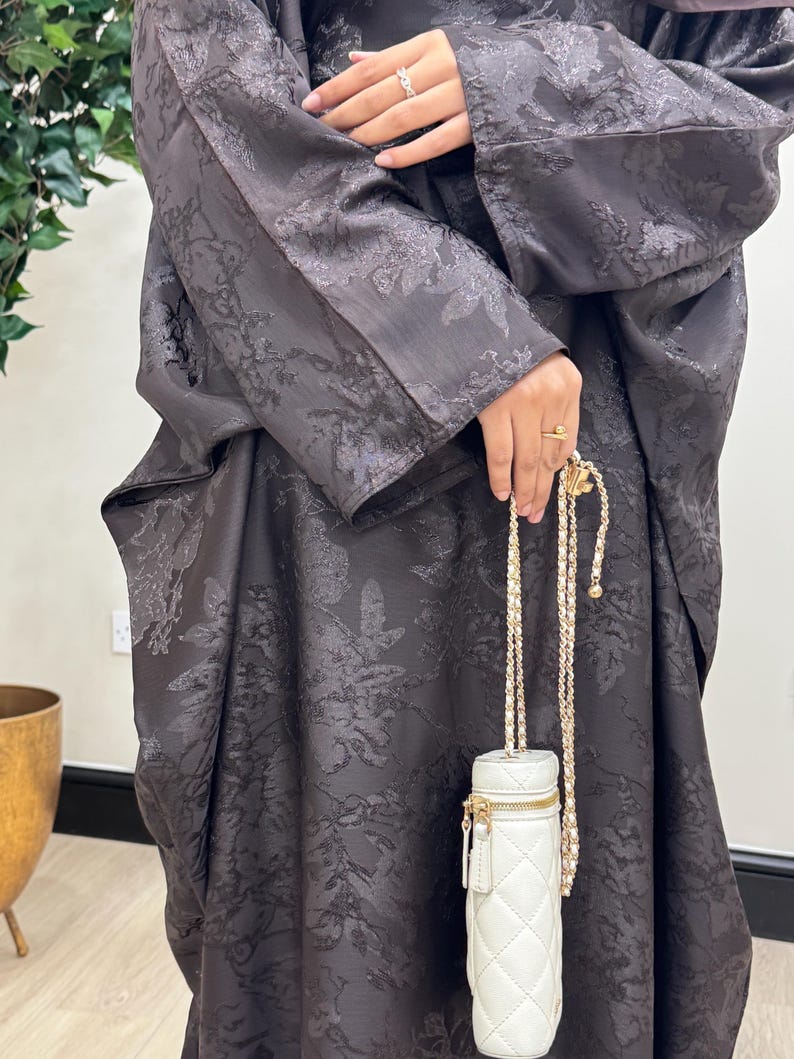 Jacquard Khadija Butterfly Abaya with Hijab - Charcoal Black, Dark Brown, - Vine Leaves Design- winter abaya, Eid outfit afbeelding 15