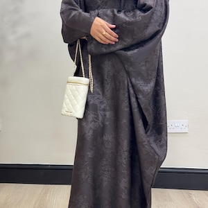 Jacquard Khadija Butterfly Abaya with Hijab - Charcoal Black, Dark Brown, - Vine Leaves Design- winter abaya, Eid outfit afbeelding 13