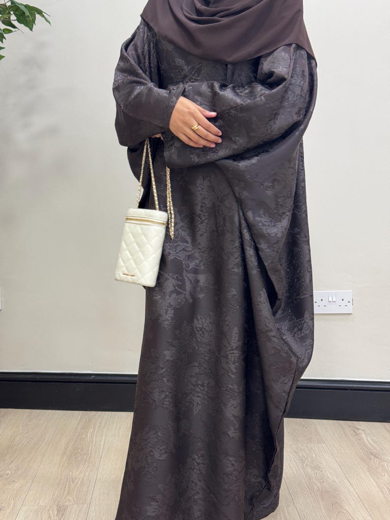 Jacquard Khadija Butterfly Abaya with Hijab - Charcoal Black, Dark Brown, - Vine Leaves Design- winter abaya, Eid outfit afbeelding 13