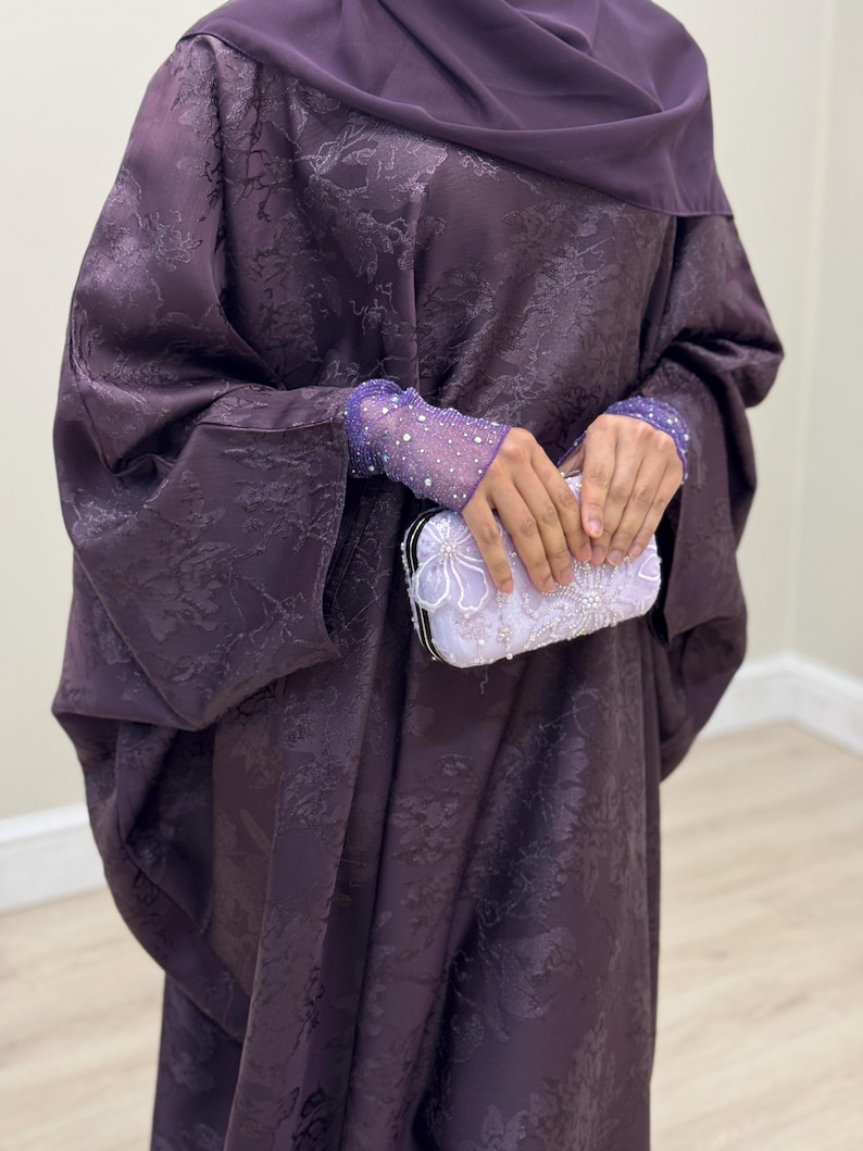 Jacquard Khadija Butterfly Abaya with Hijab - Charcoal Black, Dark Brown, - Vine Leaves Design- winter abaya, Eid outfit afbeelding 1