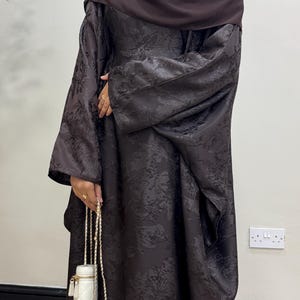 Jacquard Khadija Butterfly Abaya with Hijab - Charcoal Black, Dark Brown, - Vine Leaves Design- winter abaya, Eid outfit afbeelding 14