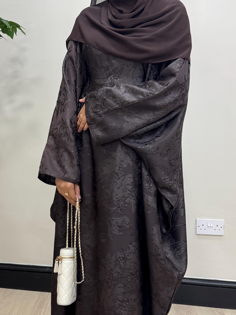Jacquard Khadija Butterfly Abaya with Hijab - Charcoal Black, Dark Brown, - Vine Leaves Design- winter abaya, Eid outfit afbeelding 14