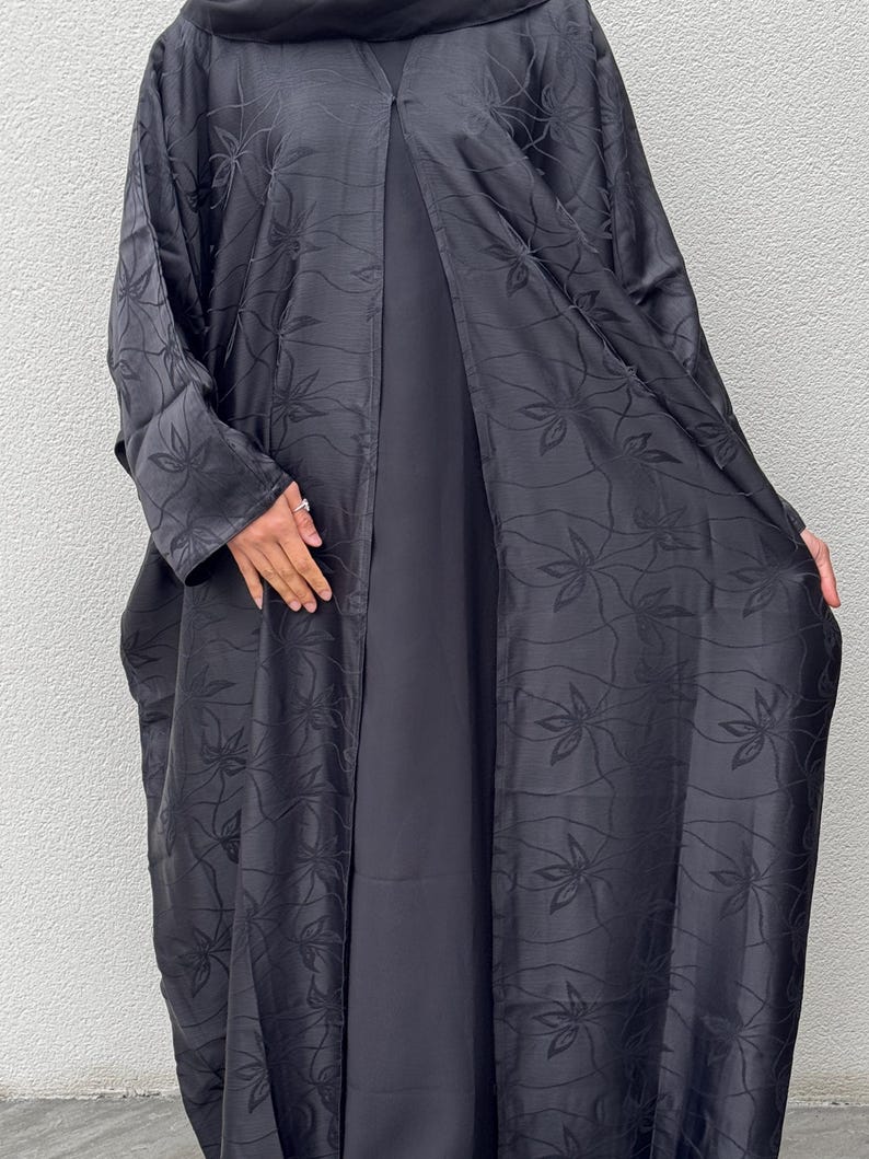 Jacquard Khadija Butterfly Abaya with Hijab - Charcoal Black, Dark Brown, - Vine Leaves Design- winter abaya, Eid outfit afbeelding 3