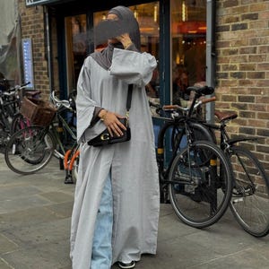 Designer Isha Handbeaded Offene Abaya mit Knöpfen -Hijab ...