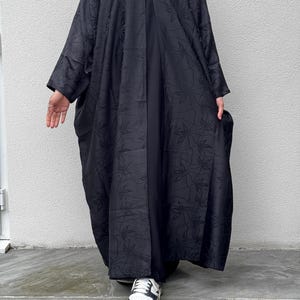 Jacquard Khadija Butterfly Abaya with Hijab - Charcoal Black, Dark Brown, - Vine Leaves Design- winter abaya, Eid outfit afbeelding 4