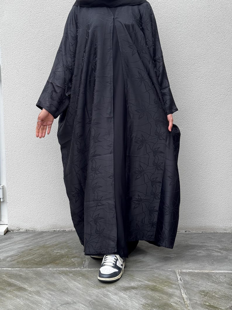 Jacquard Khadija Butterfly Abaya with Hijab - Charcoal Black, Dark Brown, - Vine Leaves Design- winter abaya, Eid outfit afbeelding 4