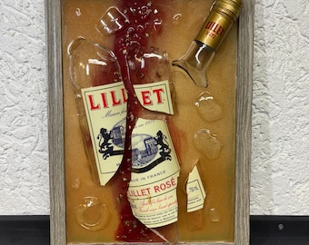Arte com Garrafa de Lillet Quebrada, Resina Epóxi emoldurada (21 x 30 cm)