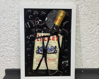 Arte com Garrafa de Lillet Quebrada, Resina Epóxi emoldurada (21 x 30 cm)