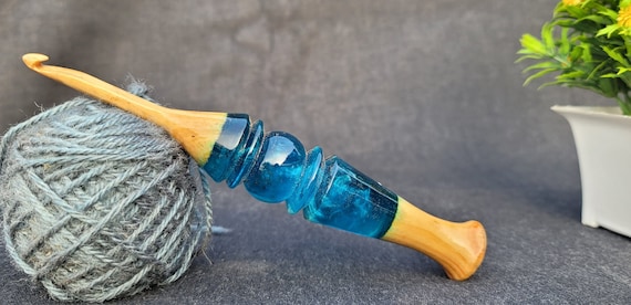 Handmade Rosewood Crochet Hook: Ergonomic Resin Handle