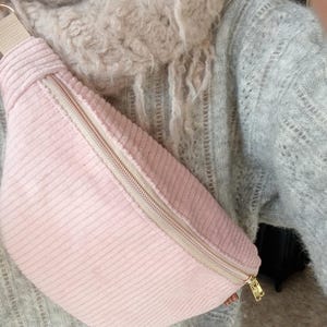 Bauchtasche rosa mit Schlüsselbefestigung, Umhängetasche aus Cord mit Karabiner, Crossbody-Bag mit Gurtband und Reißverschluss, Hip Bag