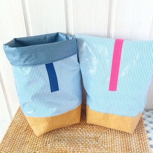 2 Lunchbags aus blau-gestreiftem Wachstuch, eine geschlossen, eine geöffnet