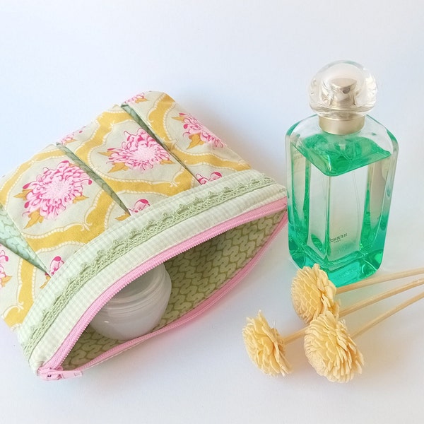 Kosmetiktasche mit Reißverschluss und Kellerfalten, Kosmetiktäschchen aus Baumwollstoff von TILDA mit Zierborte in den Farben grün-gelb-rosa