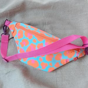 Bauchtasche neon | Bunte Crossbody Bag mit leo print | Kleine Hüfttasche für Damen | Bauchtasche Damen sportlich | Fanny Pack