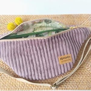 Bauchtasche aus Breitcord, mauve, lila, mit verstellbarem Gurtband in beige, Weihnachtsgeschenk für Frauen, innen Reißverschlusstasche