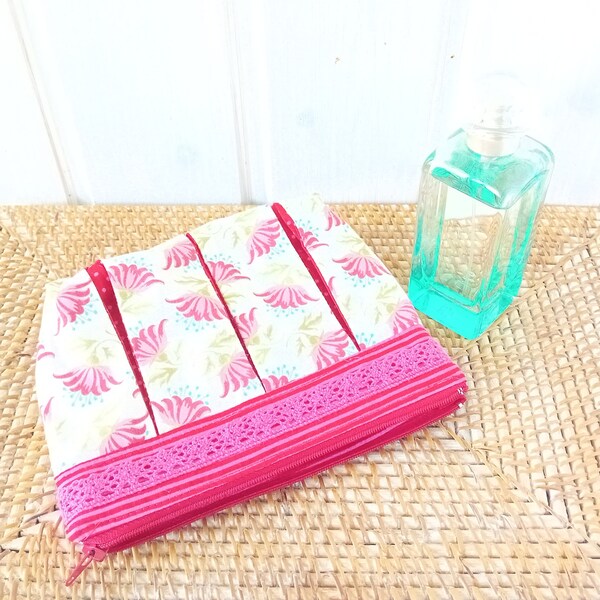 Kosmetiktasche mit Reißverschluss und Kellerfalten, Kosmetiktäschchen aus Baumwolle von TILDA mit rotem Blumenmuster und pinker Zierborte