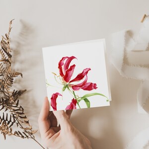 Tarjeta Flame Lily, Tarjeta de felicitación de flores, Regalo, Interior en blanco, Tarjeta cuadrada botánica, Tarjetas de bellas artes