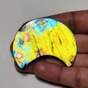 ¡Atractivo! Piedra preciosa de labradorita de calidad AAA++ con forma de luna y múltiples destellos, ideal para hacer joyas.