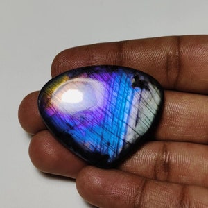 ¡Hermoso! Cabujón de labradorita púrpura brillante de calidad AAA++ en forma de corazón de 35 × 43 × 7,50 mm y 98 ct. ¡Ideal para hacer joyas!